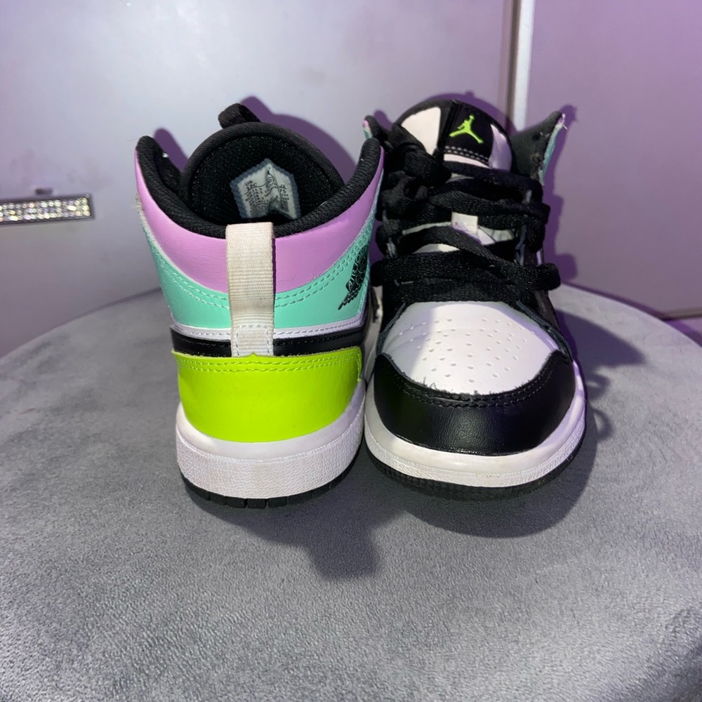 AIR JORDAN MIDS